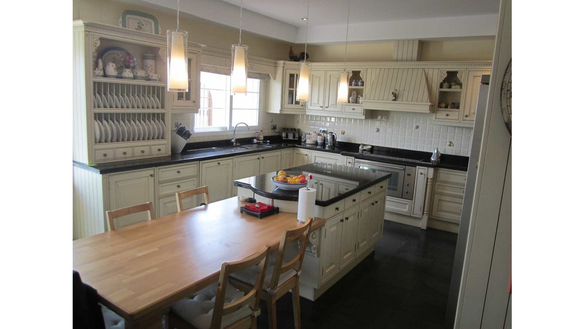 Se vende Villa - Chalet de 7 dormitorios en Costa Del Sol, Cadiz, España