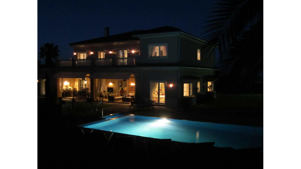 Se vende Villa - Chalet de 7 dormitorios en Costa Del Sol, Cadiz, España