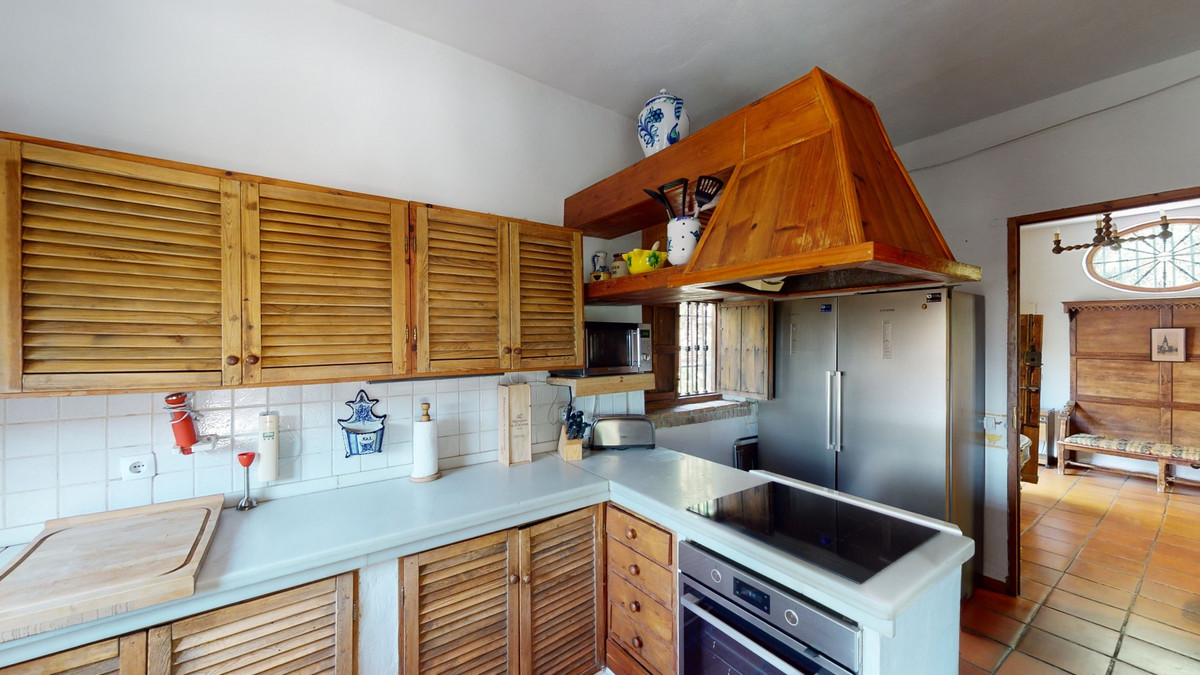 6 Bed Townhouse for sale in Sayalonga Costa Del Sol East, Málaga, Spain