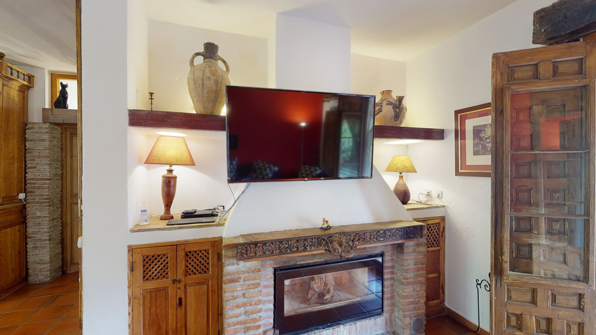 6 Bed Townhouse for sale in Sayalonga Costa Del Sol East, Málaga, Spain