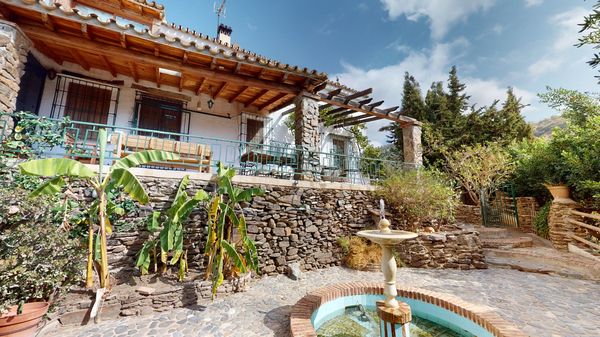 6 Bed Townhouse for sale in Sayalonga Costa Del Sol East, Málaga, Spain