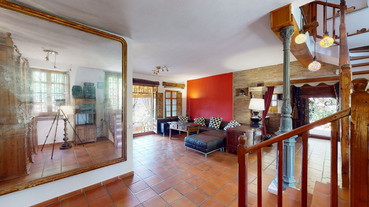 6 Bed Townhouse for sale in Sayalonga Costa Del Sol East, Málaga, Spain