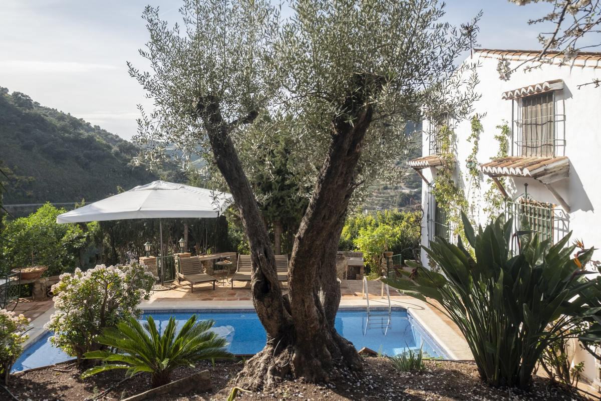 6 Bed Townhouse for sale in Sayalonga Costa Del Sol East, Málaga, Spain