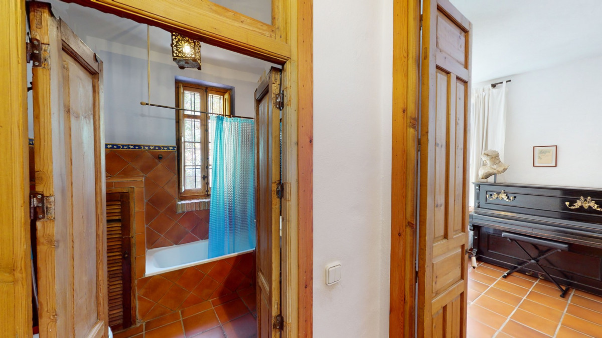 6 Bed Townhouse for sale in Sayalonga Costa Del Sol East, Málaga, Spain