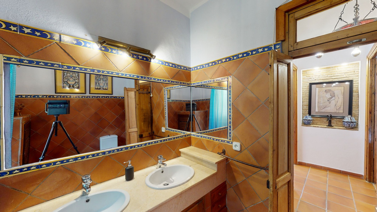 6 Bed Townhouse for sale in Sayalonga Costa Del Sol East, Málaga, Spain