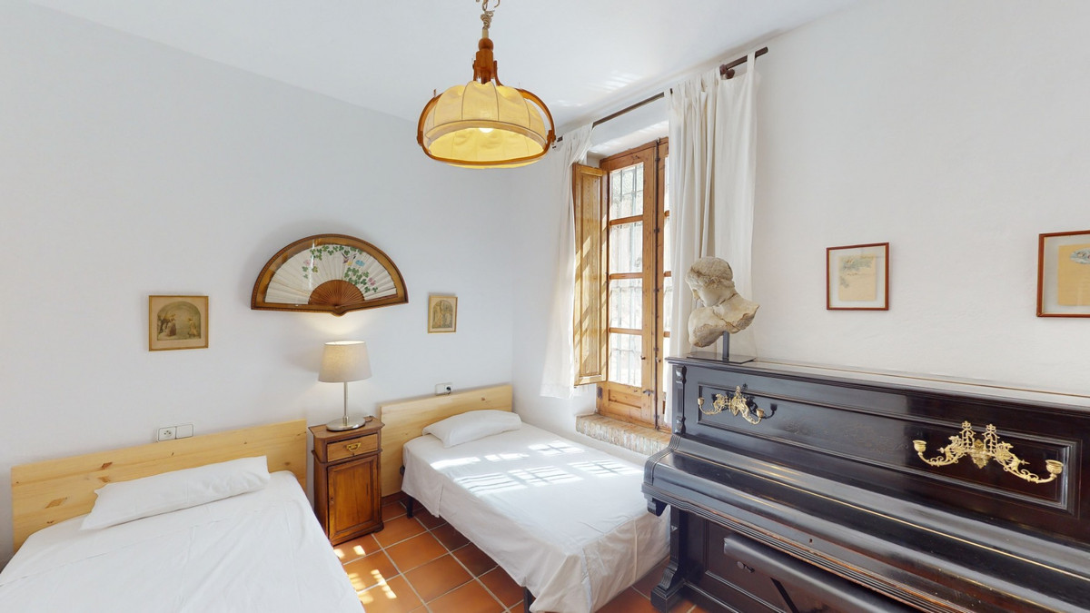 6 Bed Townhouse for sale in Sayalonga Costa Del Sol East, Málaga, Spain