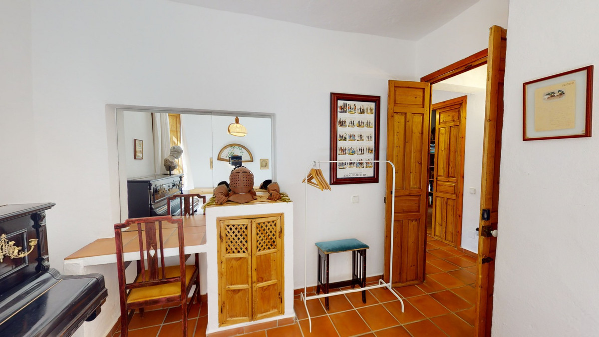 6 Bed Townhouse for sale in Sayalonga Costa Del Sol East, Málaga, Spain