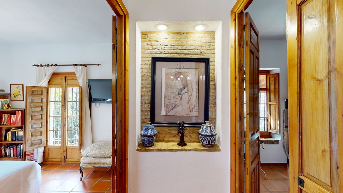 6 Bed Townhouse for sale in Sayalonga Costa Del Sol East, Málaga, Spain