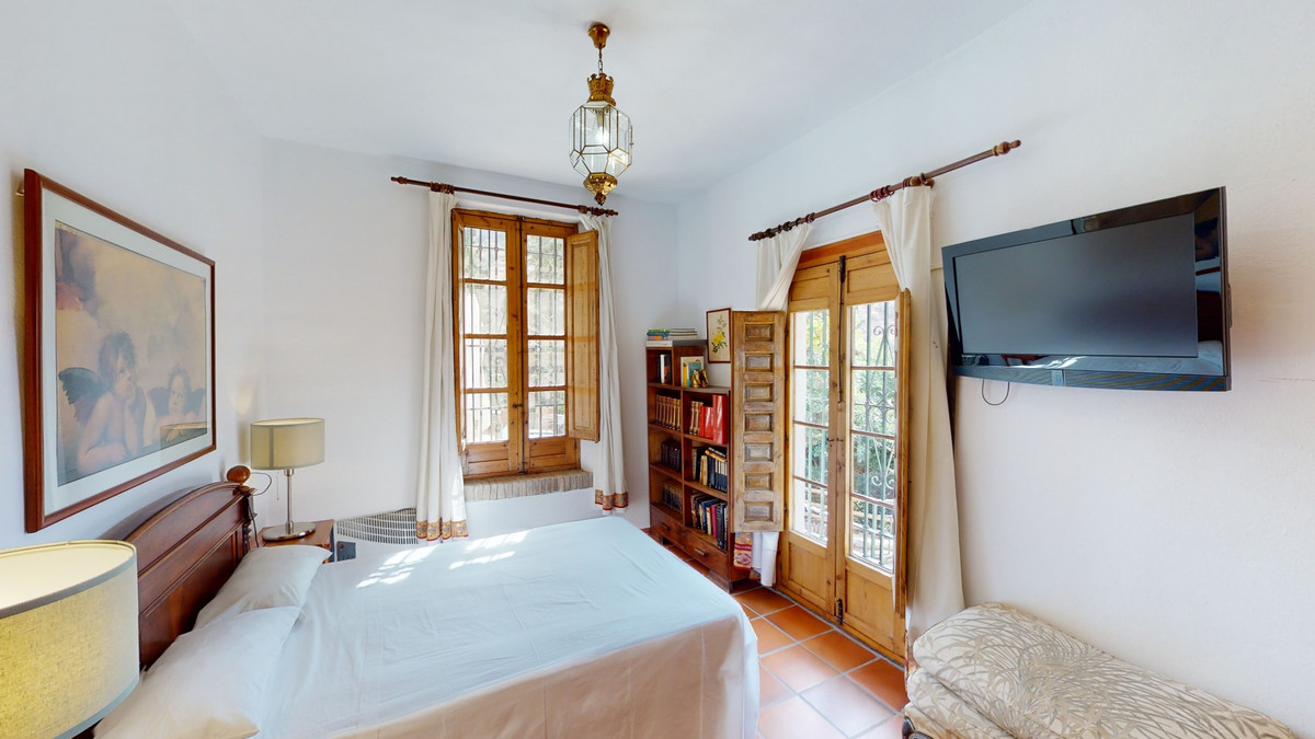 6 Bed Townhouse for sale in Sayalonga Costa Del Sol East, Málaga, Spain