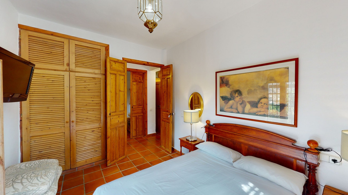 6 Bed Townhouse for sale in Sayalonga Costa Del Sol East, Málaga, Spain