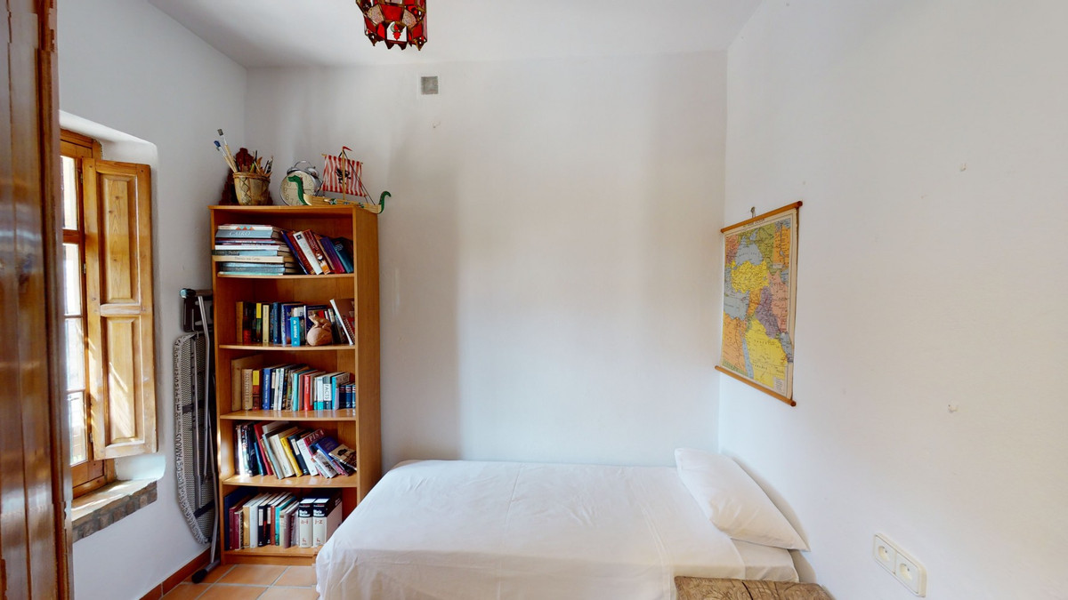 6 Bed Townhouse for sale in Sayalonga Costa Del Sol East, Málaga, Spain