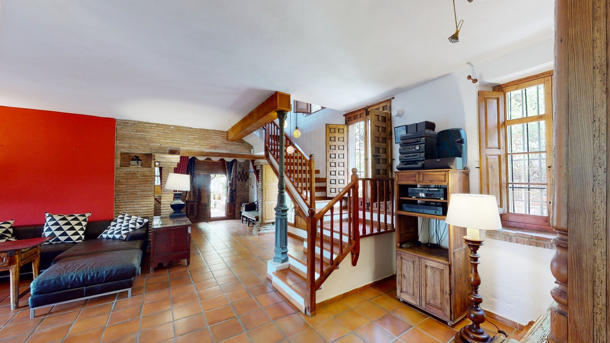 6 Bed Townhouse for sale in Sayalonga Costa Del Sol East, Málaga, Spain