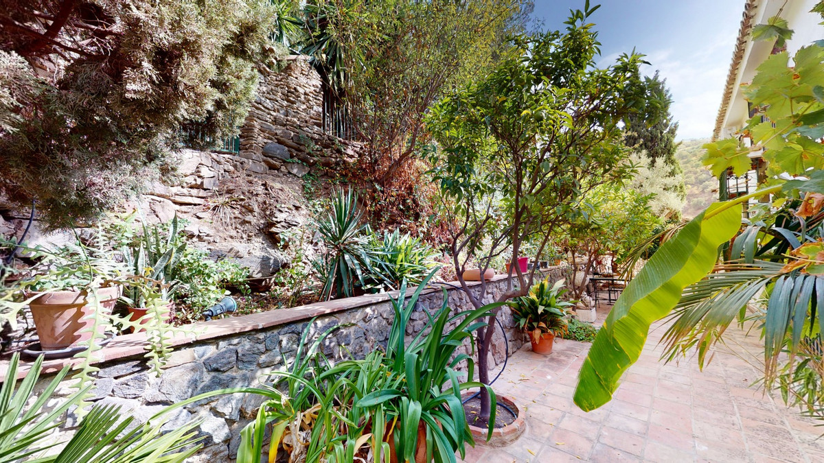 6 Bed Townhouse for sale in Sayalonga Costa Del Sol East, Málaga, Spain
