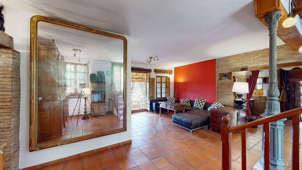 6 Bed Townhouse for sale in Sayalonga Costa Del Sol East, Málaga, Spain
