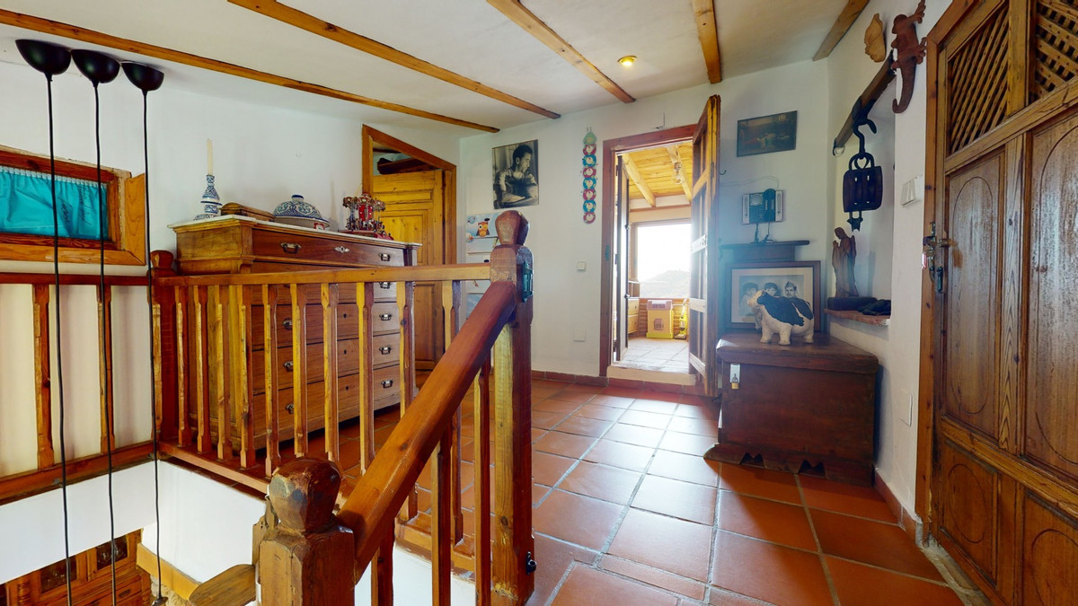 6 Bed Townhouse for sale in Sayalonga Costa Del Sol East, Málaga, Spain
