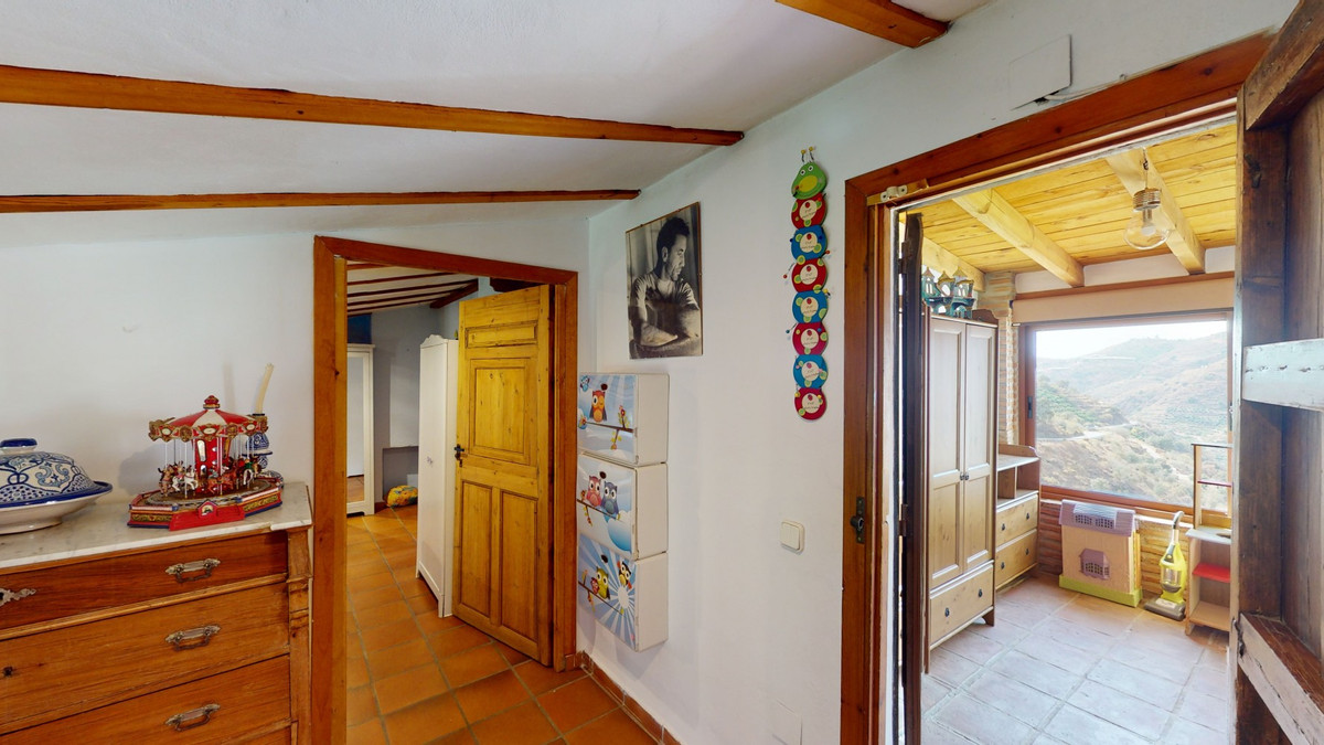 6 Bed Townhouse for sale in Sayalonga Costa Del Sol East, Málaga, Spain