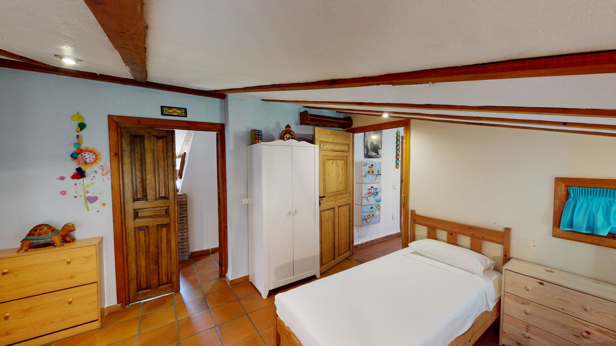 6 Bed Townhouse for sale in Sayalonga Costa Del Sol East, Málaga, Spain