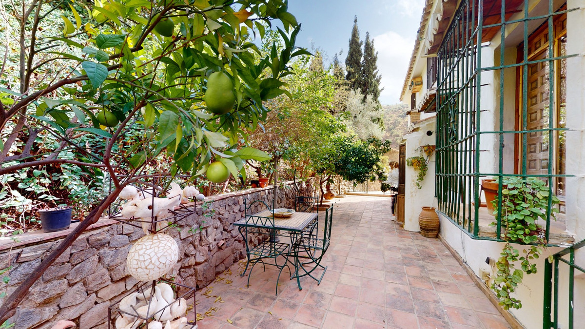 6 Bed Townhouse for sale in Sayalonga Costa Del Sol East, Málaga, Spain