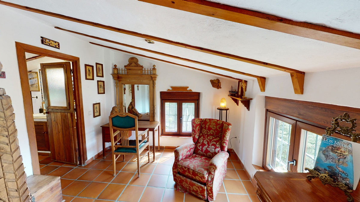 6 Bed Townhouse for sale in Sayalonga Costa Del Sol East, Málaga, Spain