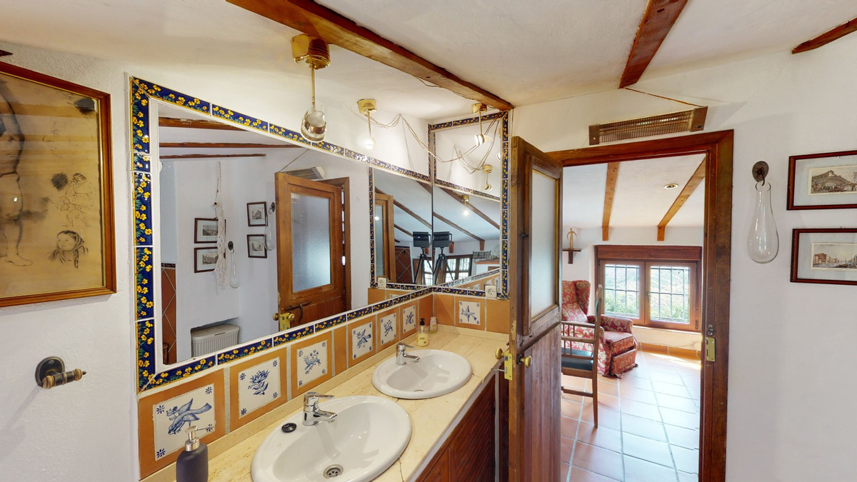 6 Bed Townhouse for sale in Sayalonga Costa Del Sol East, Málaga, Spain