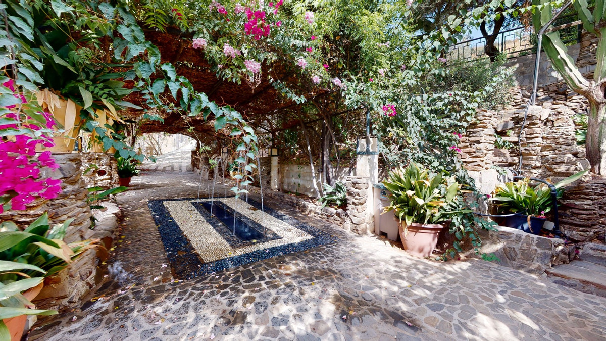 6 Bed Townhouse for sale in Sayalonga Costa Del Sol East, Málaga, Spain
