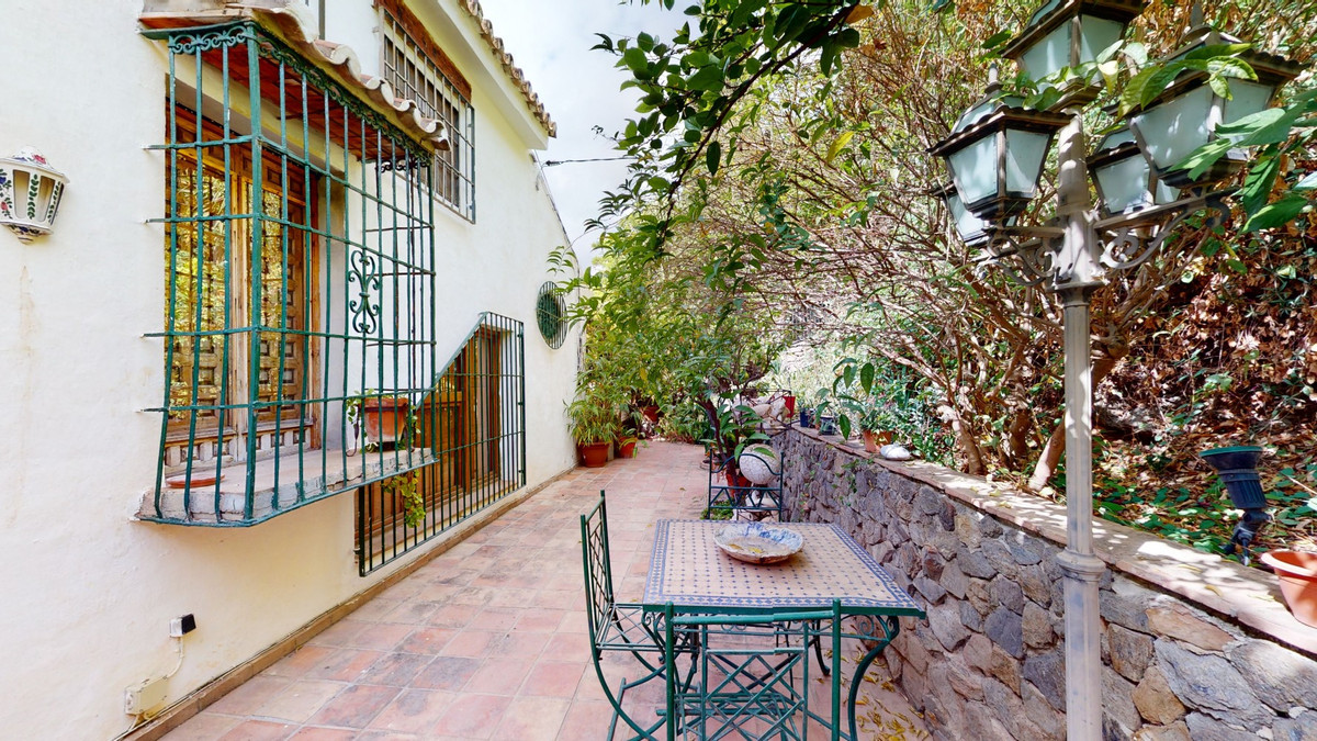 6 Bed Townhouse for sale in Sayalonga Costa Del Sol East, Málaga, Spain