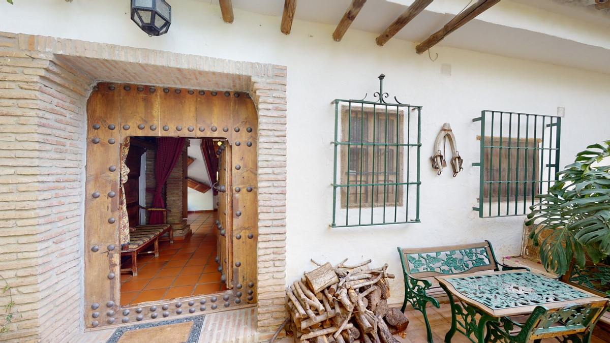 6 Bed Townhouse for sale in Sayalonga Costa Del Sol East, Málaga, Spain