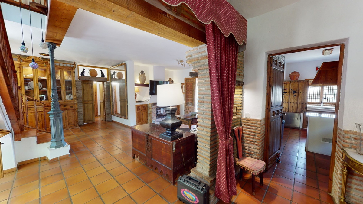 6 Bed Townhouse for sale in Sayalonga Costa Del Sol East, Málaga, Spain