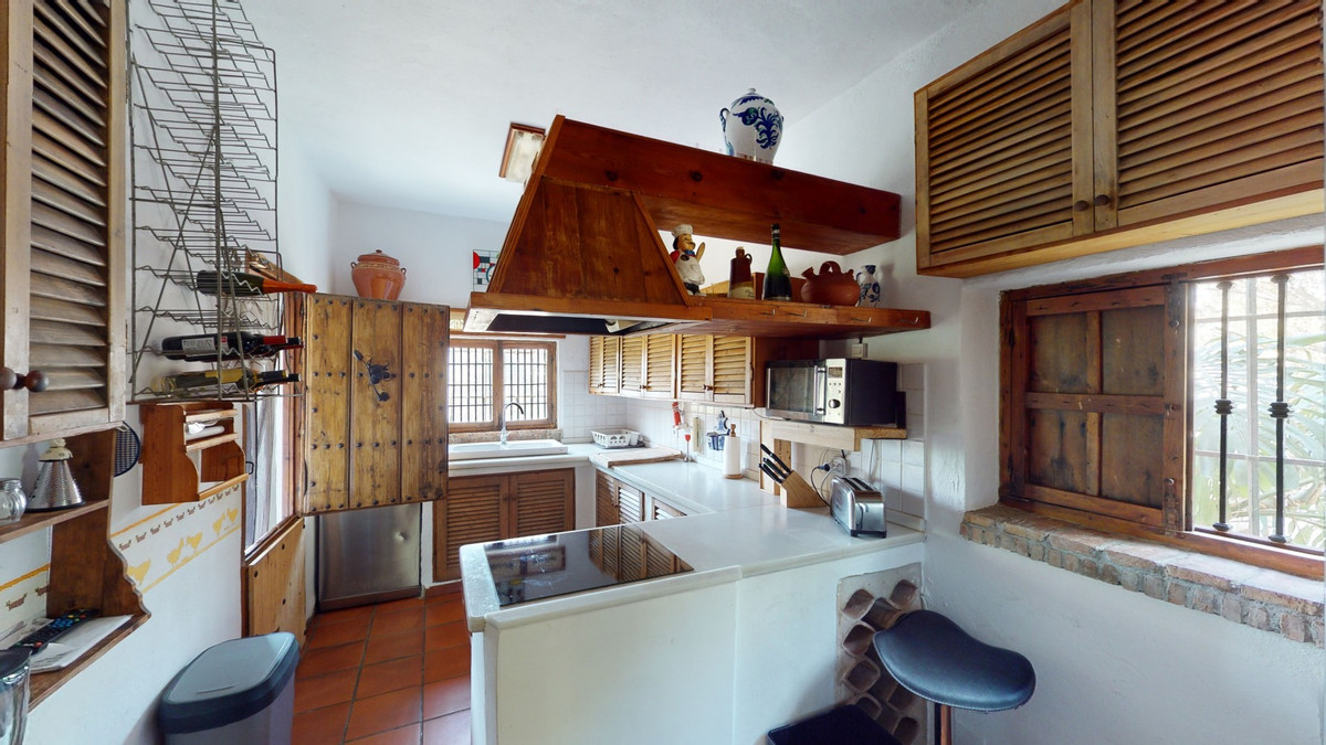 6 Bed Townhouse for sale in Sayalonga Costa Del Sol East, Málaga, Spain