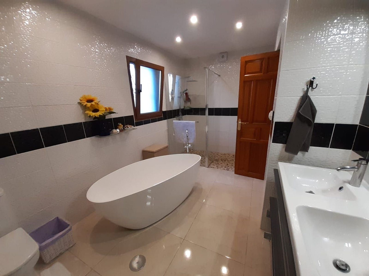 Se vende Cama y Desayuno de 5 dormitorios en Costa Del Sol East, Málaga, España