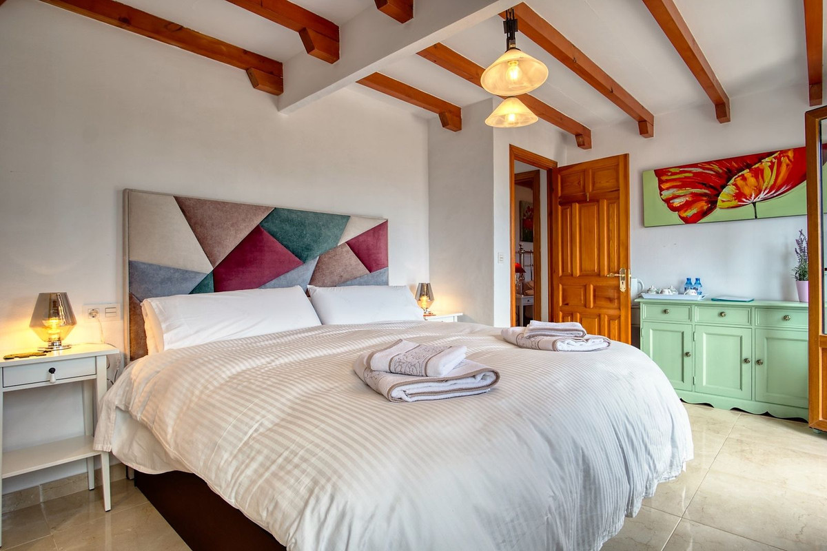 Se vende Cama y Desayuno de 5 dormitorios en Costa Del Sol East, Málaga, España