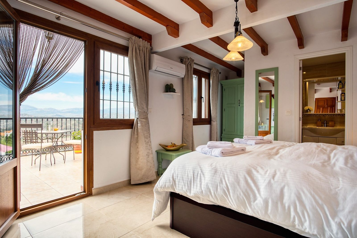 Se vende Cama y Desayuno de 5 dormitorios en Costa Del Sol East, Málaga, España