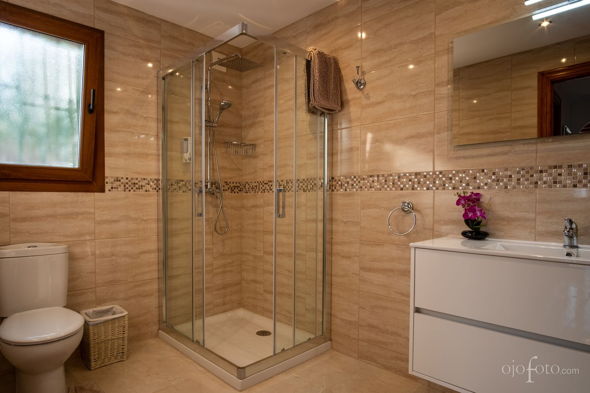Se vende Cama y Desayuno de 5 dormitorios en Costa Del Sol East, Málaga, España