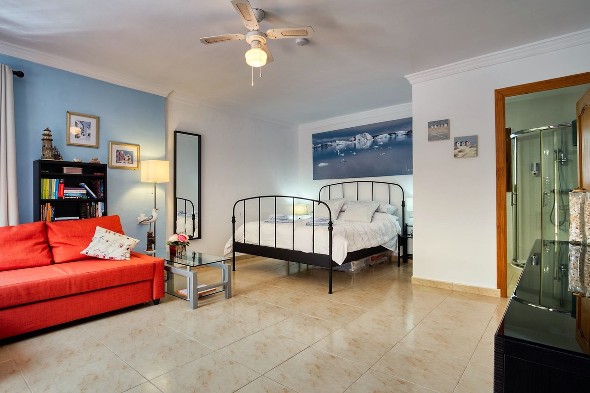 Se vende Cama y Desayuno de 5 dormitorios en Costa Del Sol East, Málaga, España