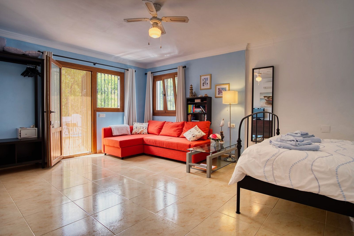 Se vende Cama y Desayuno de 5 dormitorios en Costa Del Sol East, Málaga, España
