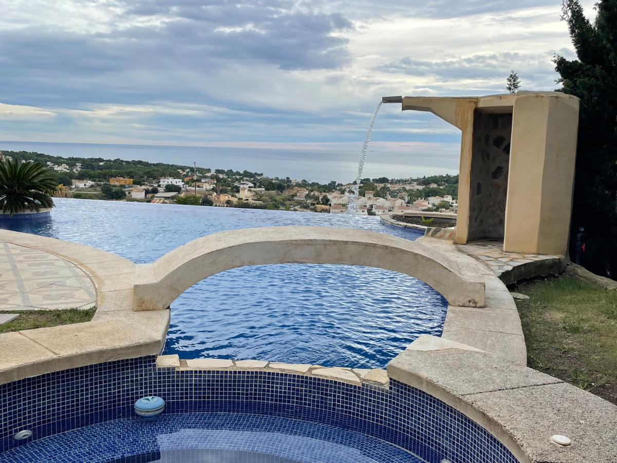 4 Bed Townhouse for sale in Calpe Costa Blanca, Alicante, Spain