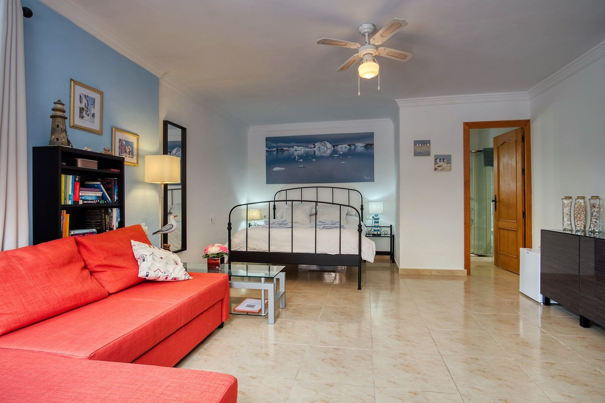 Se vende Villa - Chalet de 5 dormitorios en Costa Del Sol East, Málaga, España