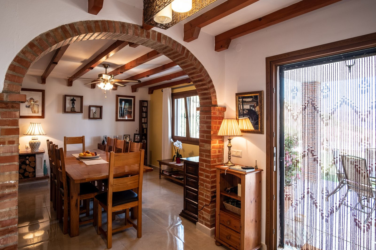 Se vende Villa - Chalet de 5 dormitorios en Costa Del Sol East, Málaga, España