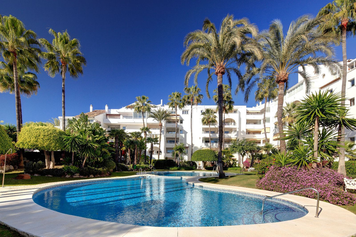 2 Bed Apartment for sale in Atalaya Costa Del Sol, Málaga, Spain