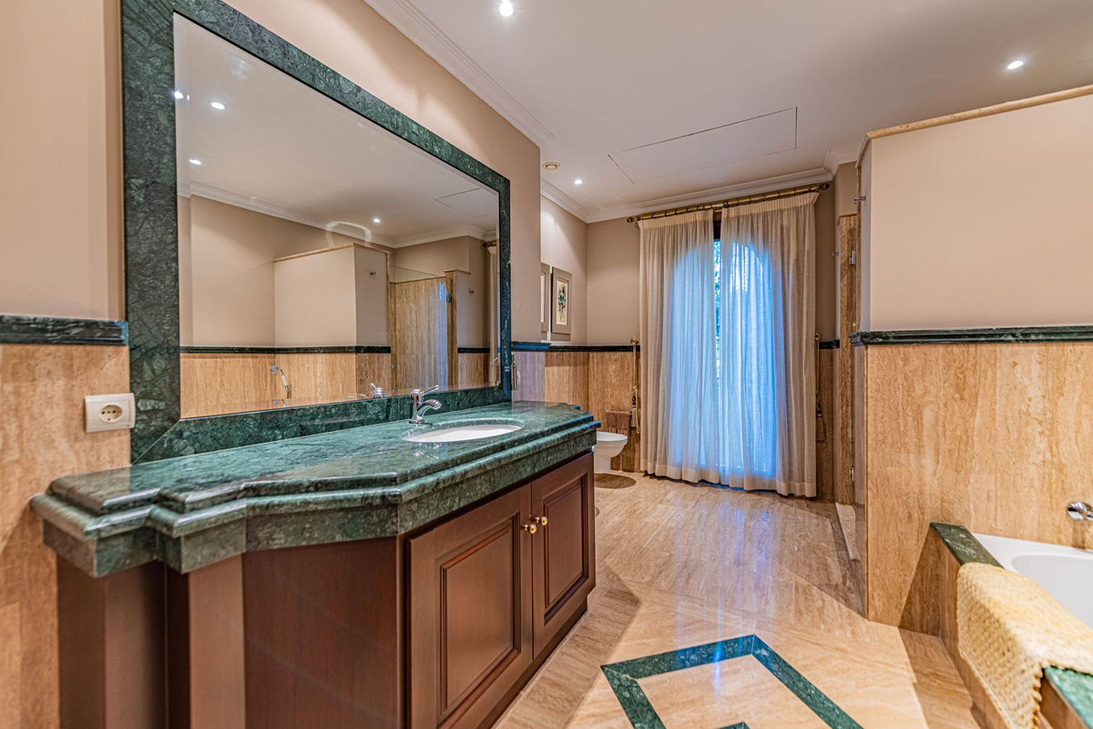 Se vende Villa - Chalet de 8 dormitorios en Costa Del Sol, Málaga, España