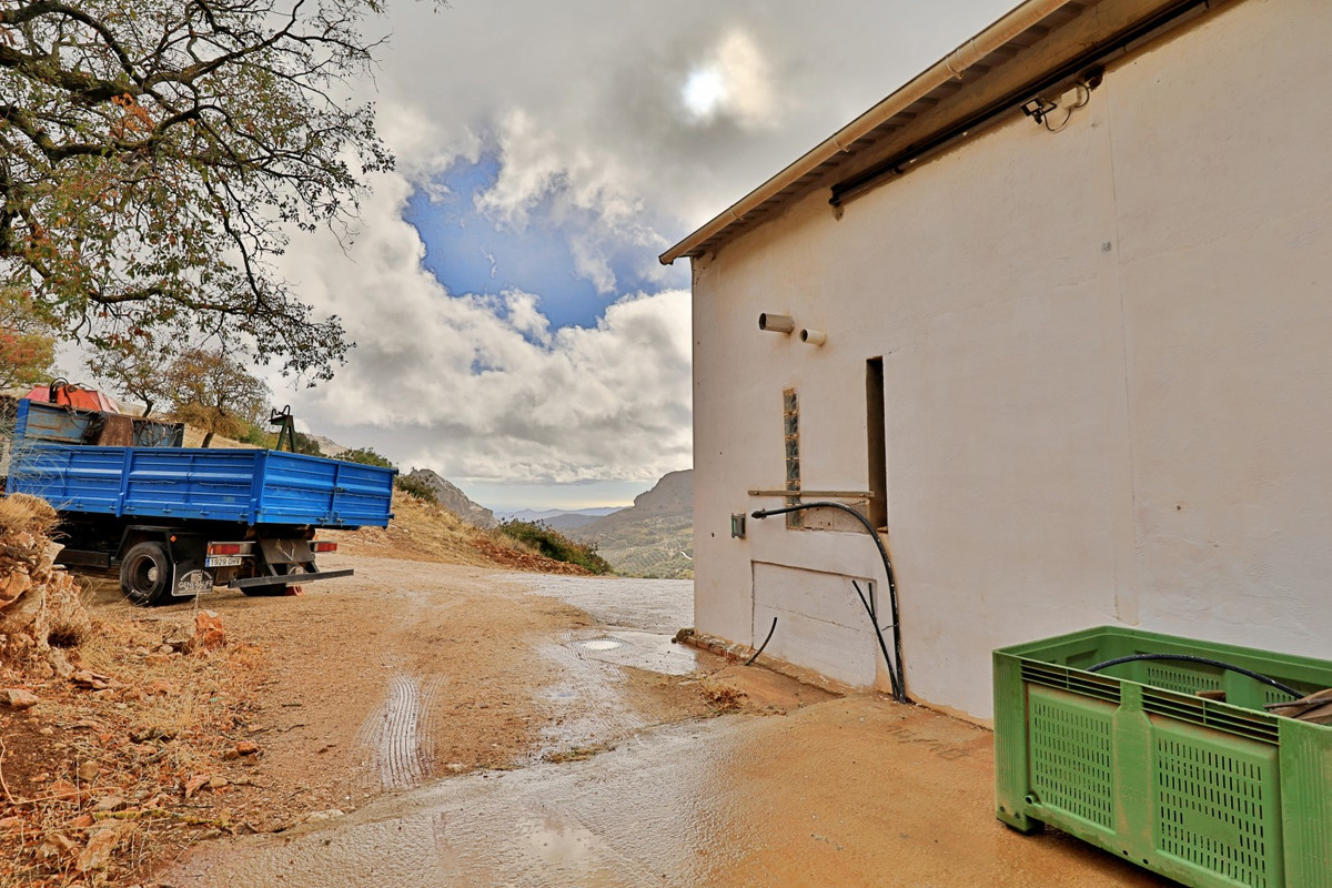 Se vende Finca - Cortijo de 2 dormitorios en Costa Del Sol East, Málaga, España