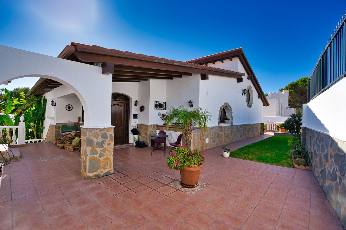 Se vende Villa - Chalet de 4 dormitorios en Costa Del Sol, Málaga, España