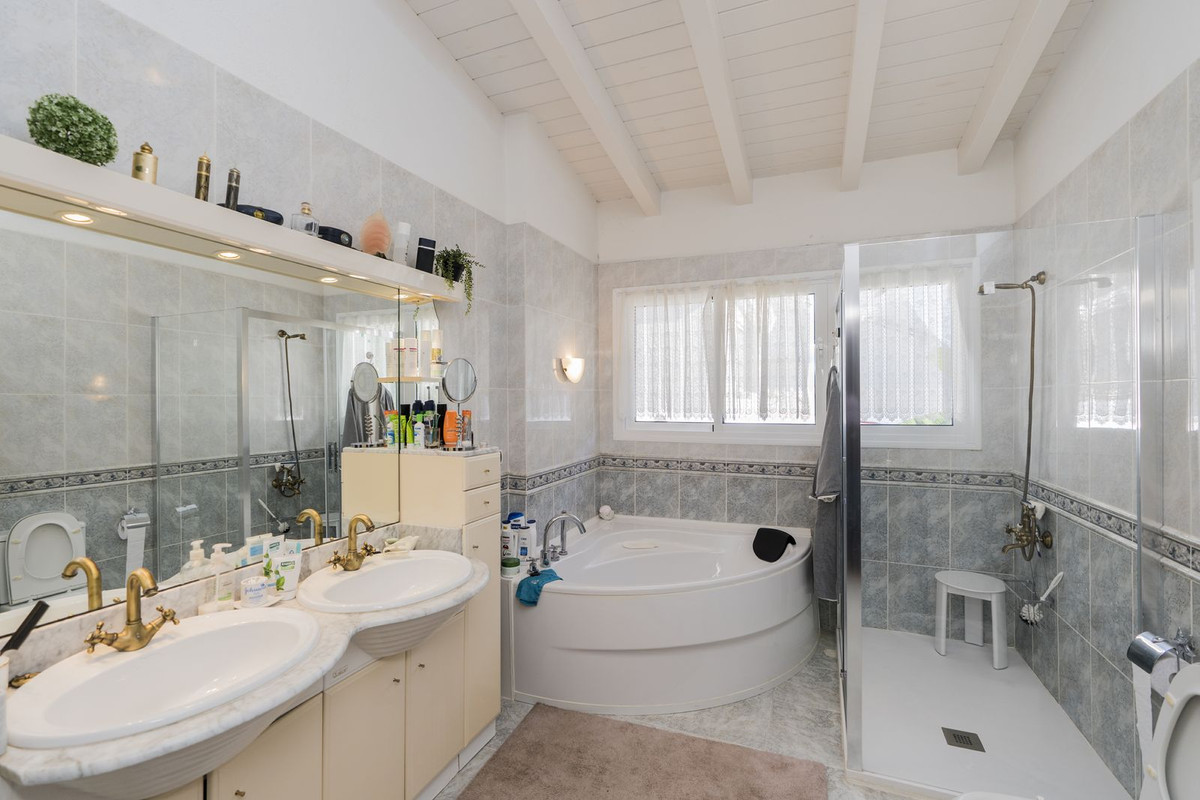 Se vende Villa - Chalet de 4 dormitorios en Costa Del Sol, Málaga, España