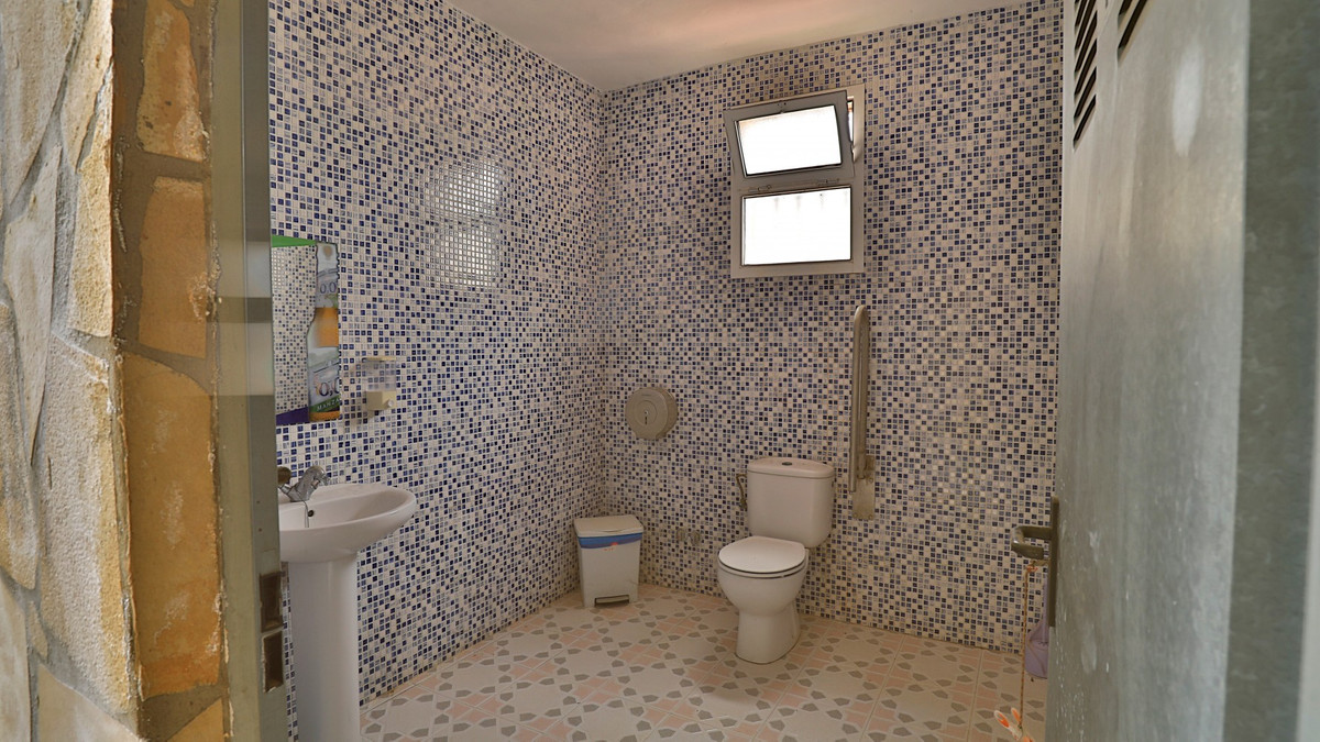 Se vende Finca - Cortijo de 6 dormitorios en Costa Del Sol East, Málaga, España