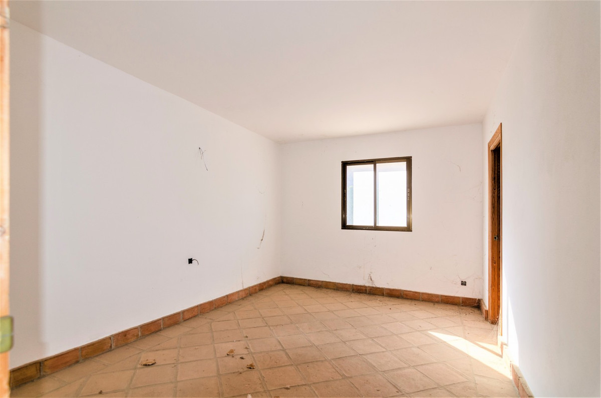 12 Bed Townhouse for sale in La Viñuela Costa Del Sol East, Málaga, Spain