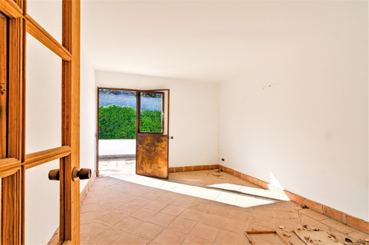 12 Bed Townhouse for sale in La Viñuela Costa Del Sol East, Málaga, Spain