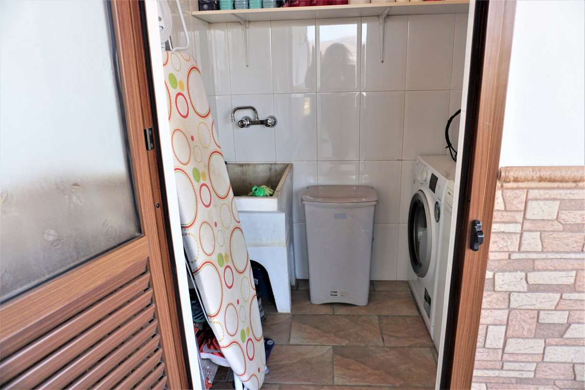 Se vende Villa - Chalet de 5 dormitorios en Costa Del Sol East, Málaga, España