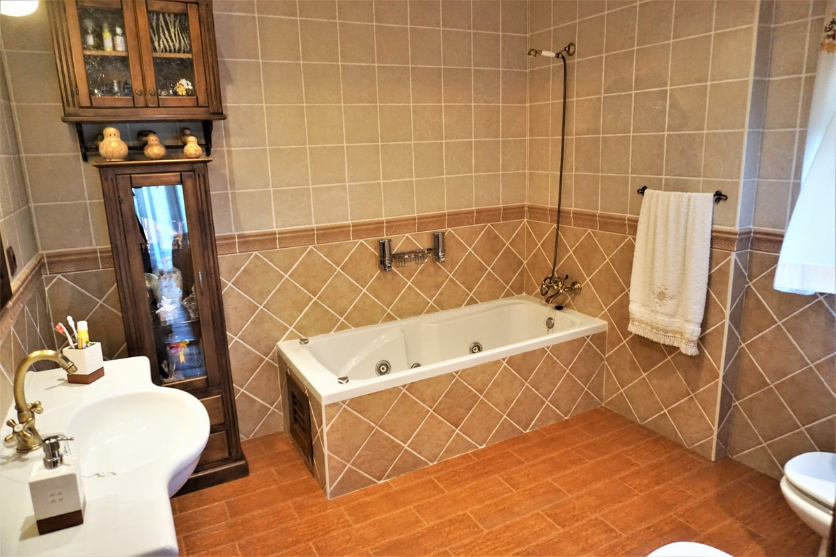 Se vende Villa - Chalet de 5 dormitorios en Costa Del Sol East, Málaga, España