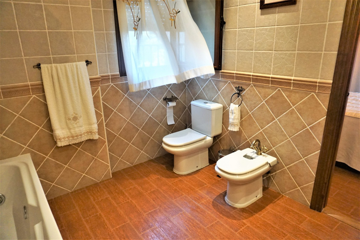 Se vende Villa - Chalet de 5 dormitorios en Costa Del Sol East, Málaga, España