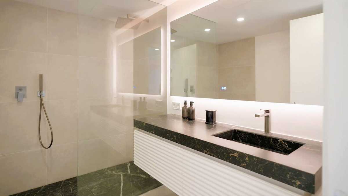 Se vende Villa - Chalet de 5 dormitorios en Costa Del Sol, Málaga, España